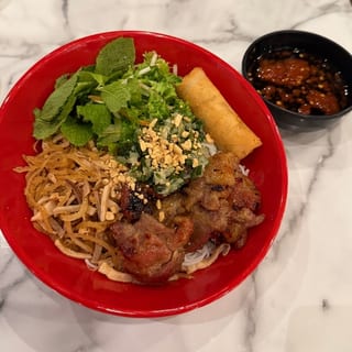 Bún Bì Thịt Nướng Chả Giò