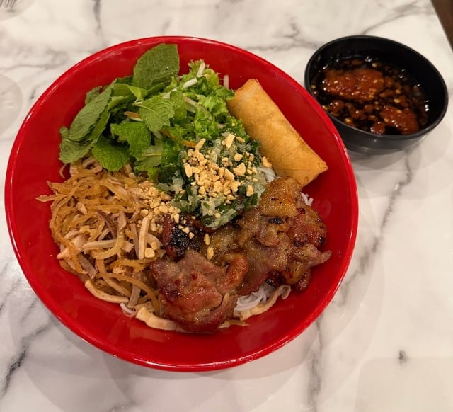 Bún Bì Thịt Nướng Chả Giò.